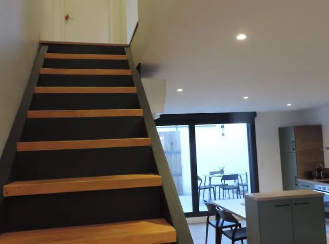 Agreable Maison De Village Avec Garage & Terrasse 아파트 Lespignan