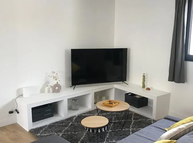 Agreable Maison De Village Avec Garage & Terrasse * Lespignan